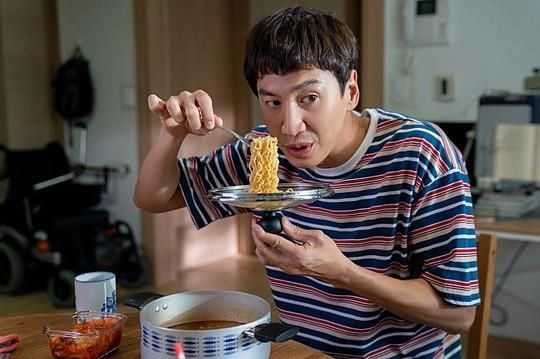 意外！李光洙被闯红灯汽车撞伤：骨折住院 今天做手术