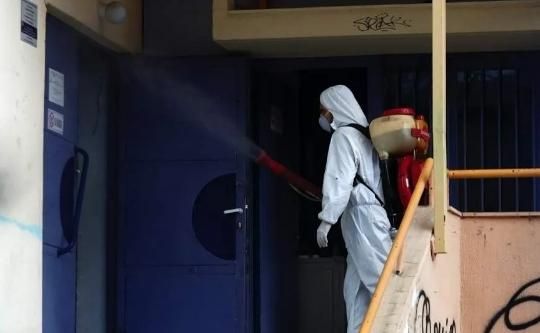 98名希腊学生由英国乘包机返回雅典 5人出现高烧症状