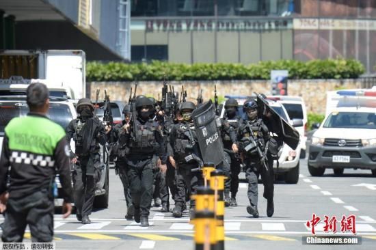 菲律宾一商场保安劫持约30名人质 警方正与其谈判