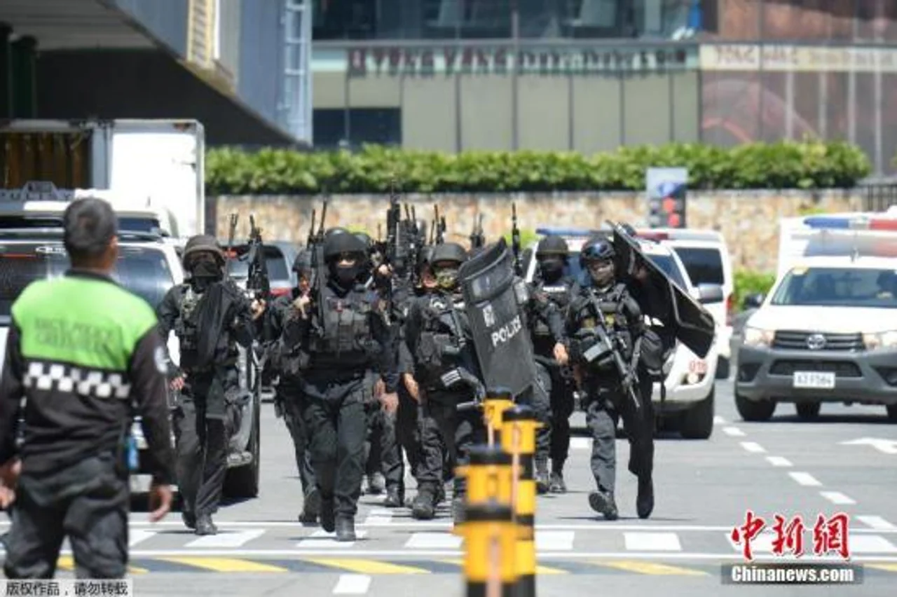 菲律宾一商场保安劫持约30名人质 警方正与其谈判