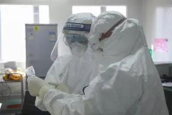 澳大利亚出现人传人病例 官员：别恐慌，但留意接吻对象是谁