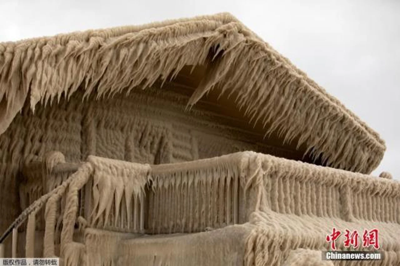 现实版冰雪奇缘?美纽约州遇强风 房屋冻成冰雕(图)
