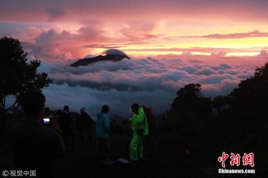印度尼西亚默拉皮火山喷发 致梭罗机场暂时关闭