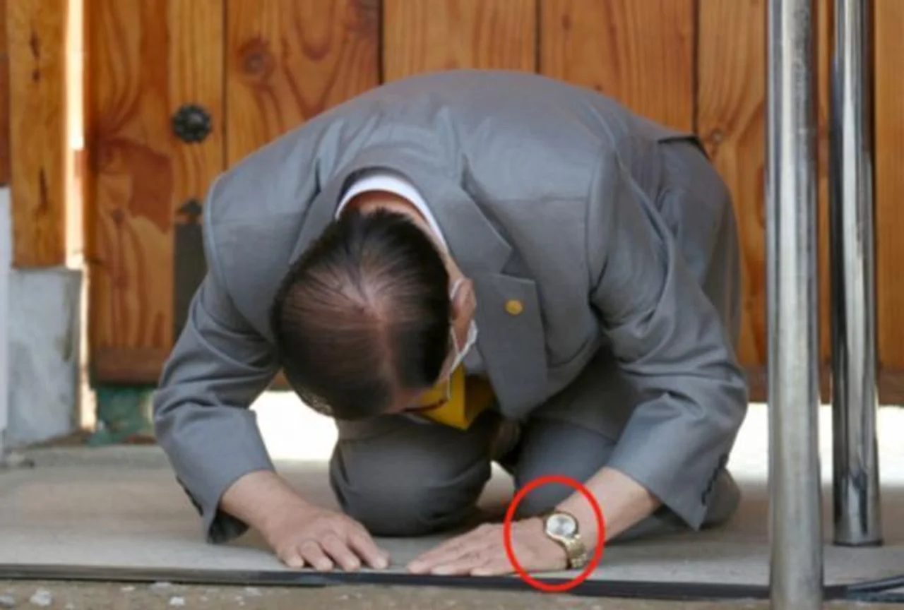 亚太日报 | 韩国新天地教会长下跪露出“朴槿惠”手表,韩媒称可能故意的