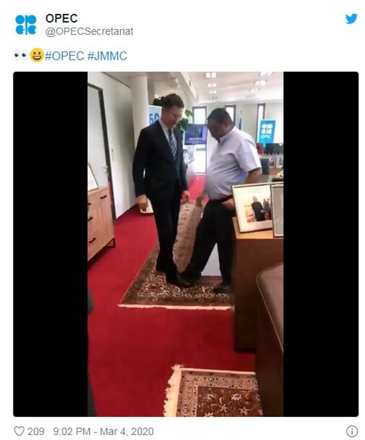 “碰脚”代替拥抱!为防传染 欧佩克官员这样打招呼