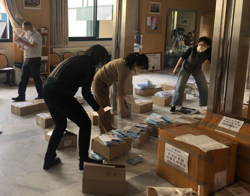 中国驻外使领馆向海外留学生发放“健康包”