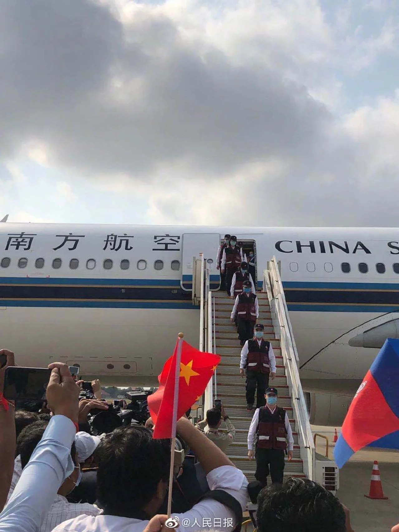 中国赴柬埔寨抗疫专家组抵达金边