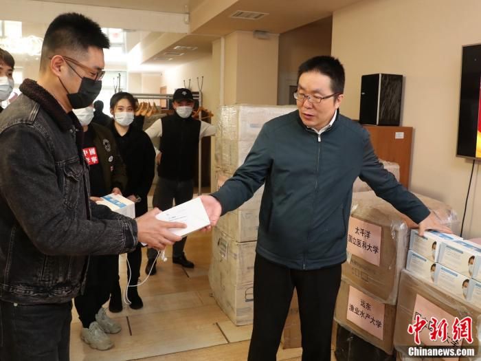 中国驻符拉迪沃斯托克总领馆向中国留学生发放口罩