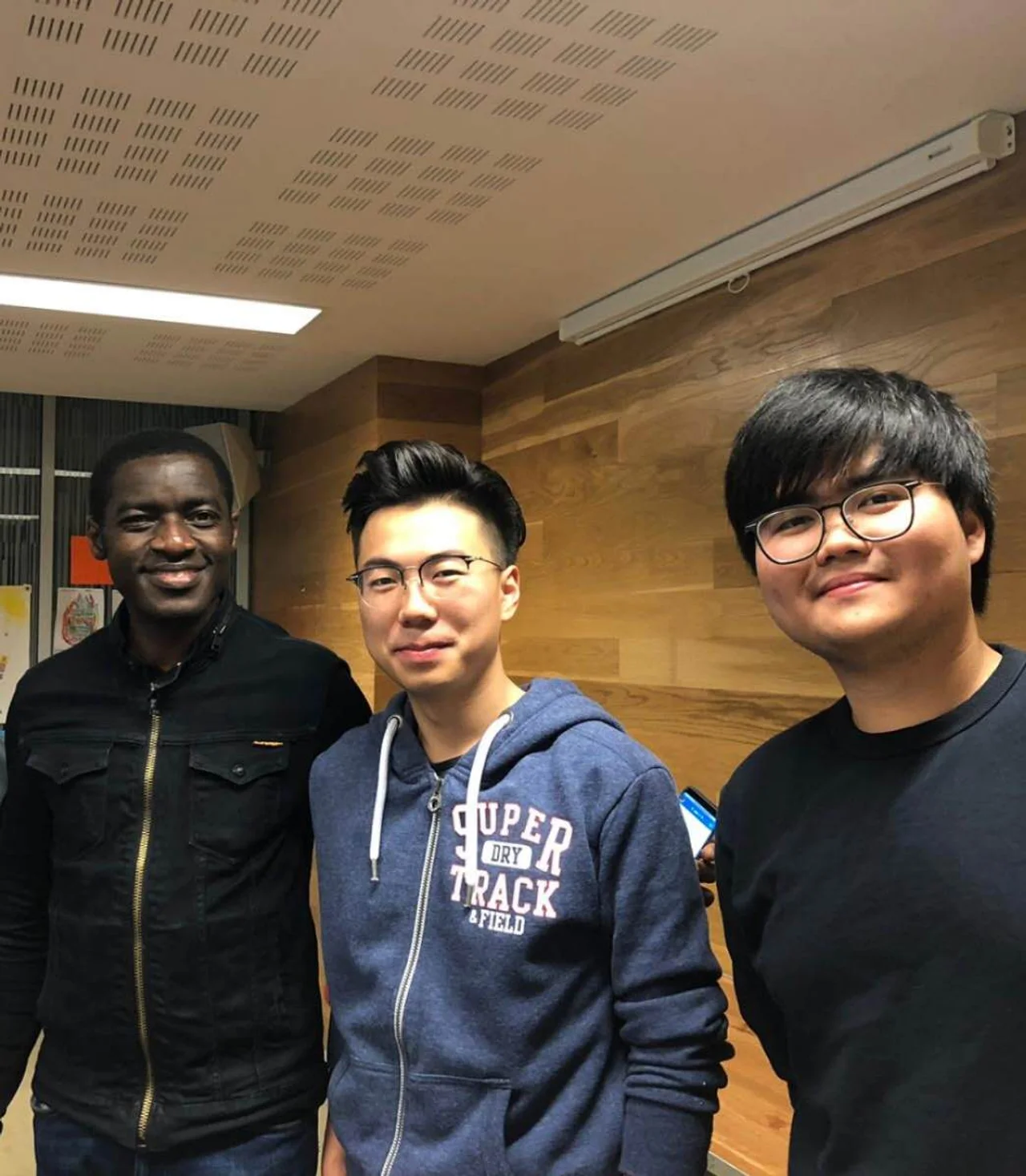 每天被英国网友“催更”疫情图表的中国留学生:我会坚持画到英国的疫情像中国一样平稳的那天