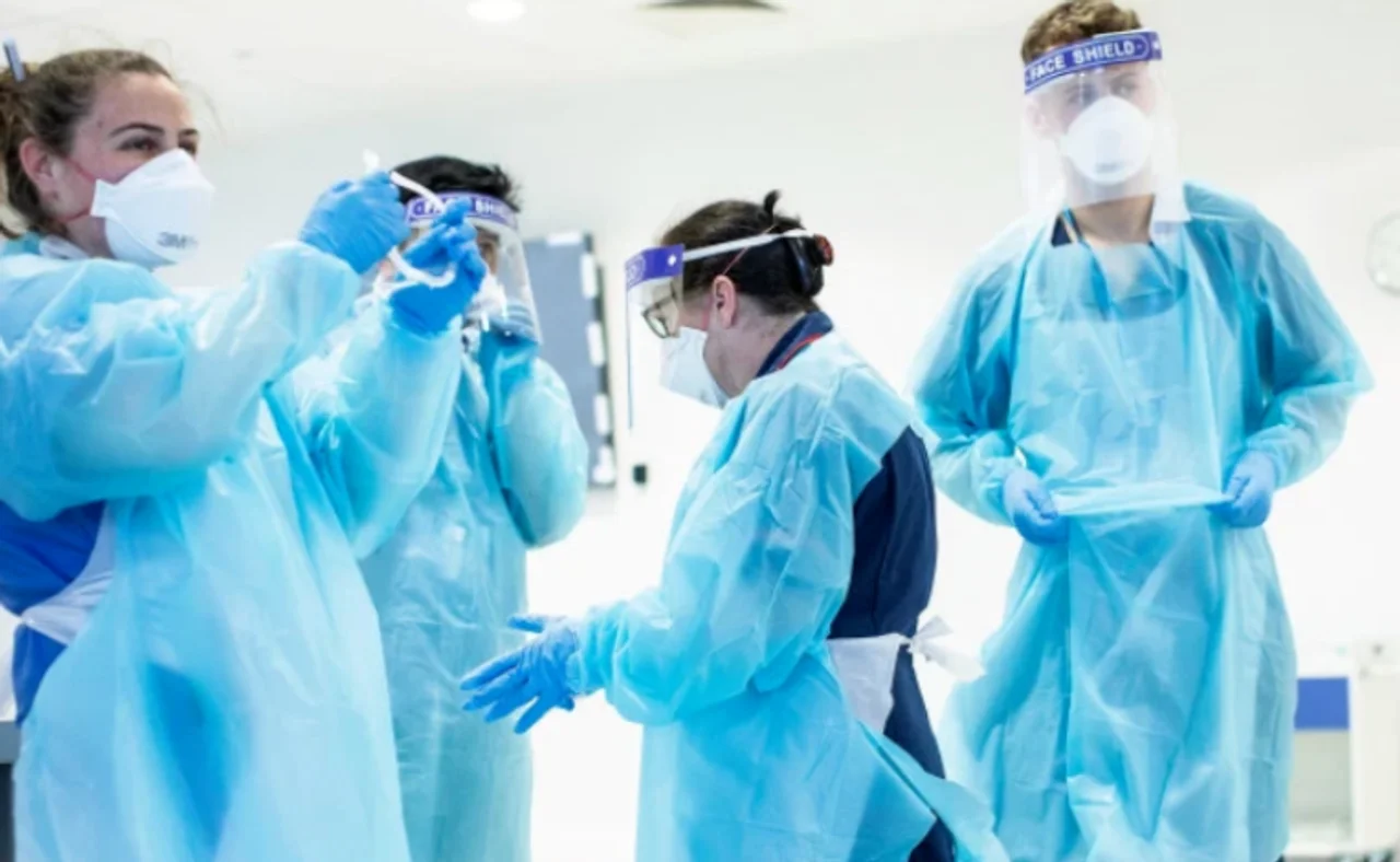 英国防疫物资短缺严重 部分医院开始重复使用一次性防护用品