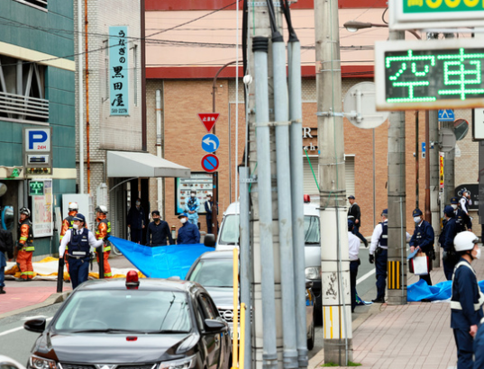 日本男子持刀劫持两名儿童 遭大批警察围堵(图)