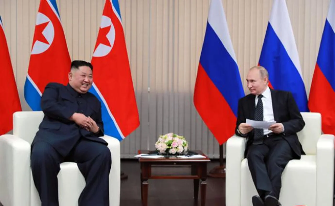 朝鲜媒体:俄罗斯大使馆向金正恩赠花篮,纪念其访俄1周年
