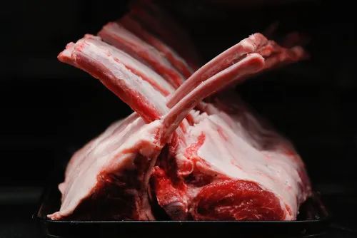 特朗普动用《国防生产法》来防“肉荒”，可事情没那么简单……