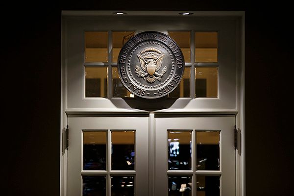 特朗普要求所有白宫人员佩戴口罩，并严格保持社交距离