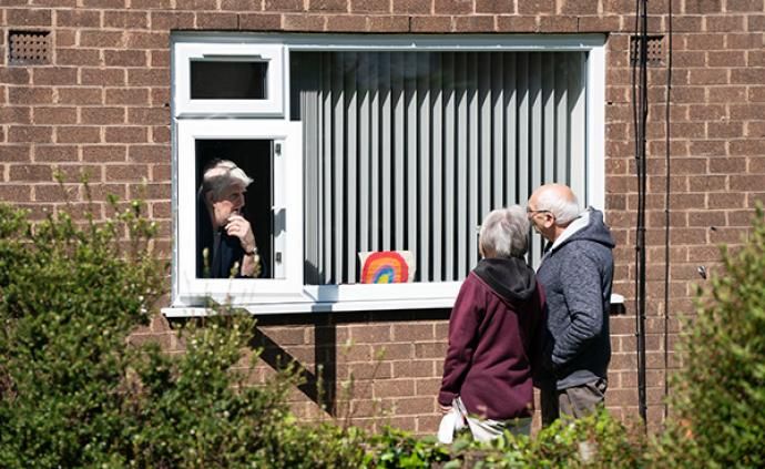 英媒：英政府制定“三步走”计划放松封锁，餐馆酒吧最后开放