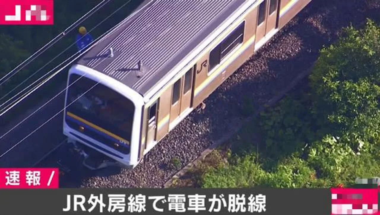 日本一列电车在道口脱轨,因疫情车上仅有16人且无人受伤