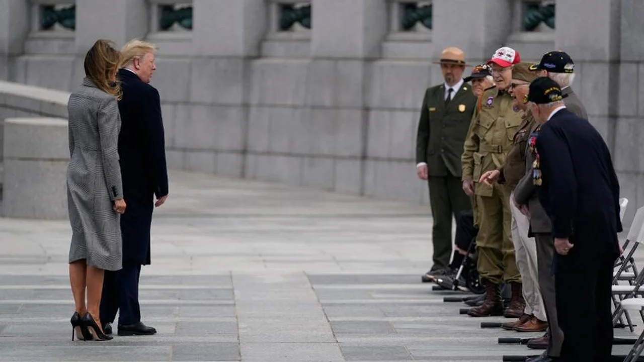 尽管白宫两人确诊,特朗普见二战老兵依旧不戴口罩:我离他们很远,而且风很大