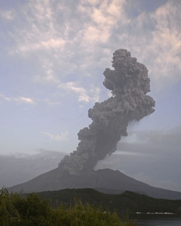 日本樱岛火山大规模喷发 喷出4200米高灰柱（图）
