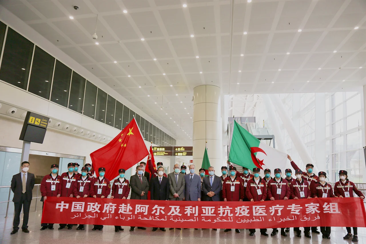 中国抗疫医疗专家组抵达阿尔及利亚