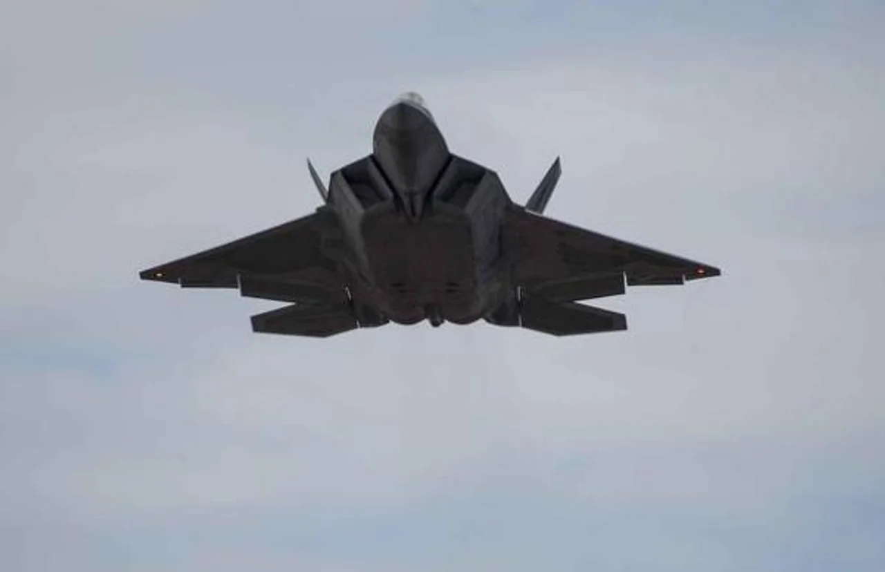 美国F-22战斗机训练中坠毁 美媒:军方库存仅183架,影响重大