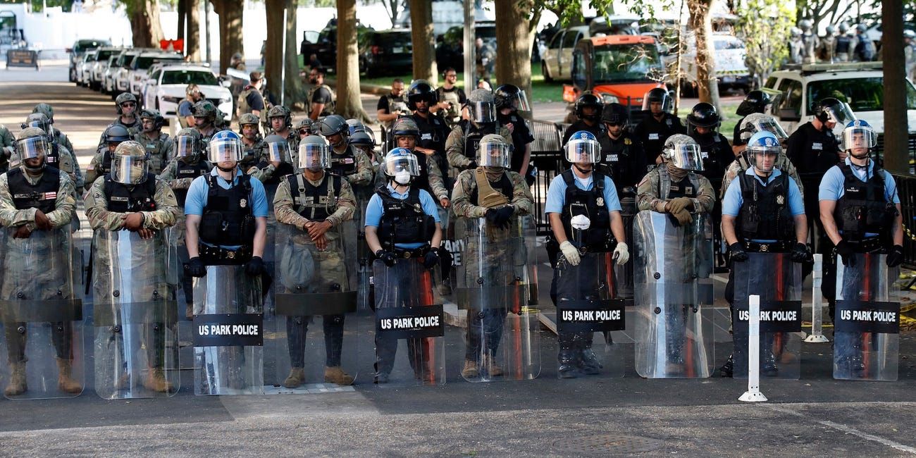 应对抗议的美国民警卫队：刚接受过基本训练，没执照就开装甲车