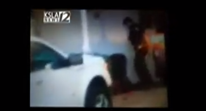美国又一起暴力执法被曝光：黑人男子遭警察摁地殴打后死亡