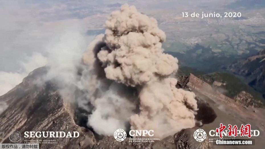 墨西哥波波卡特佩特火山再度喷发 浓烟冲出火山口