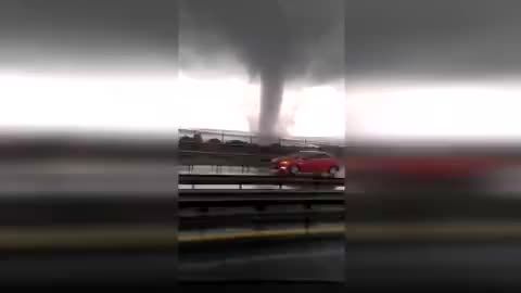 土耳其伊斯坦布尔发生罕见龙卷风 多地被淹交通瘫痪