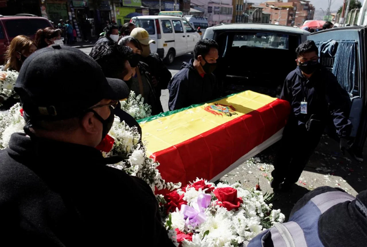 玻利维亚新冠肺炎死亡病例再现增长 多地开挖大型墓地