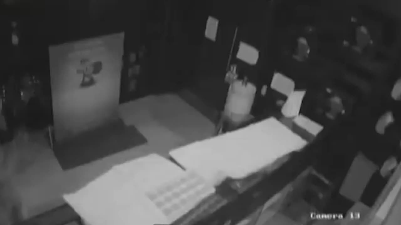 破墙而入！印度三人穿防护服盗走珠宝店黄金