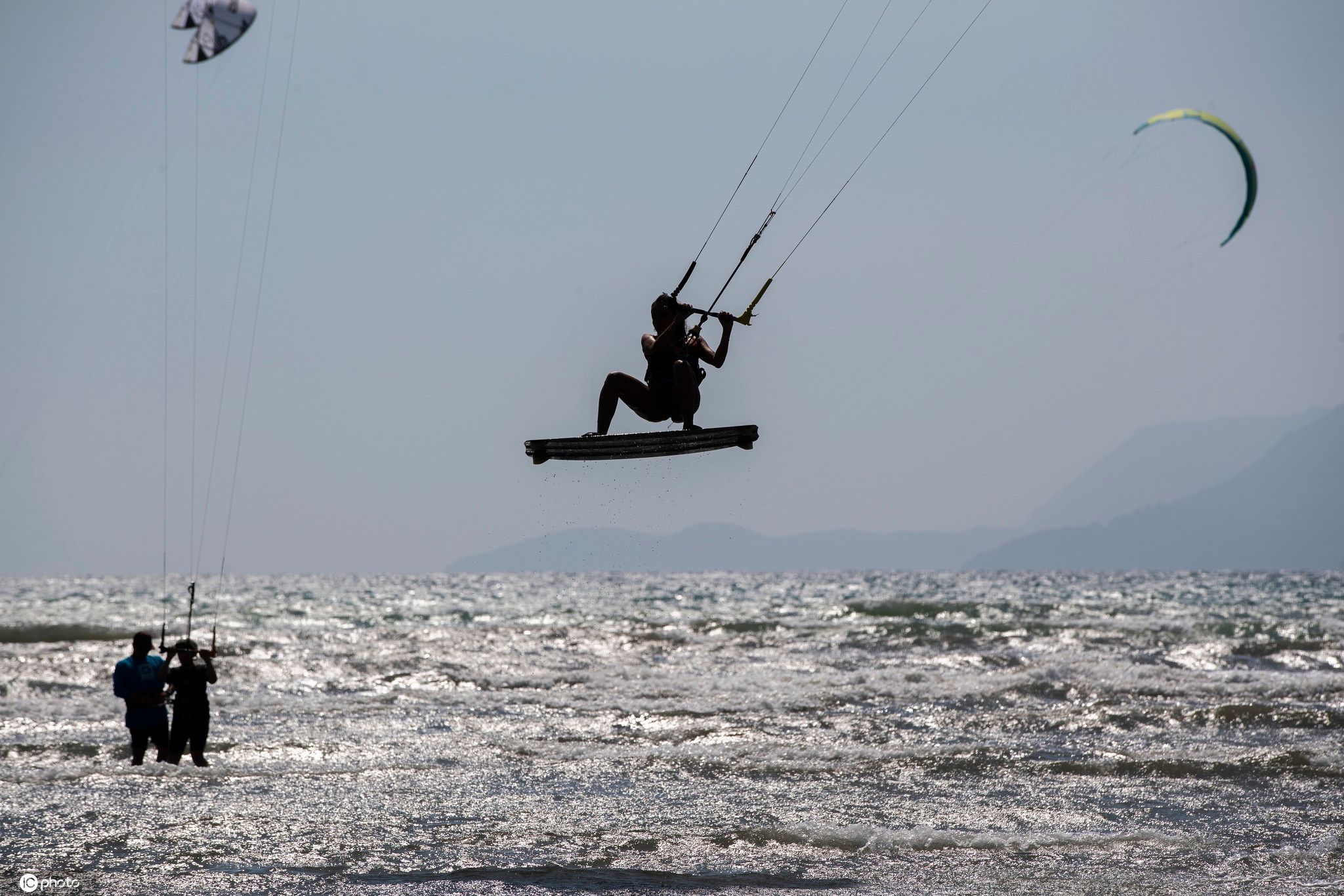 夏日水上刺激！土耳其极限运动爱好者玩风筝冲浪