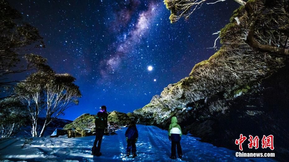澳大利亚夜空星光璀璨 银河横跨天际