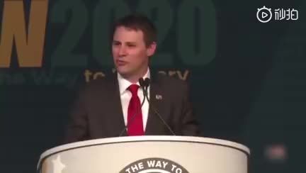 共和党议员不戴口罩演讲，刚提到特朗普就咳个不停，网友：新冠就是这么传播的