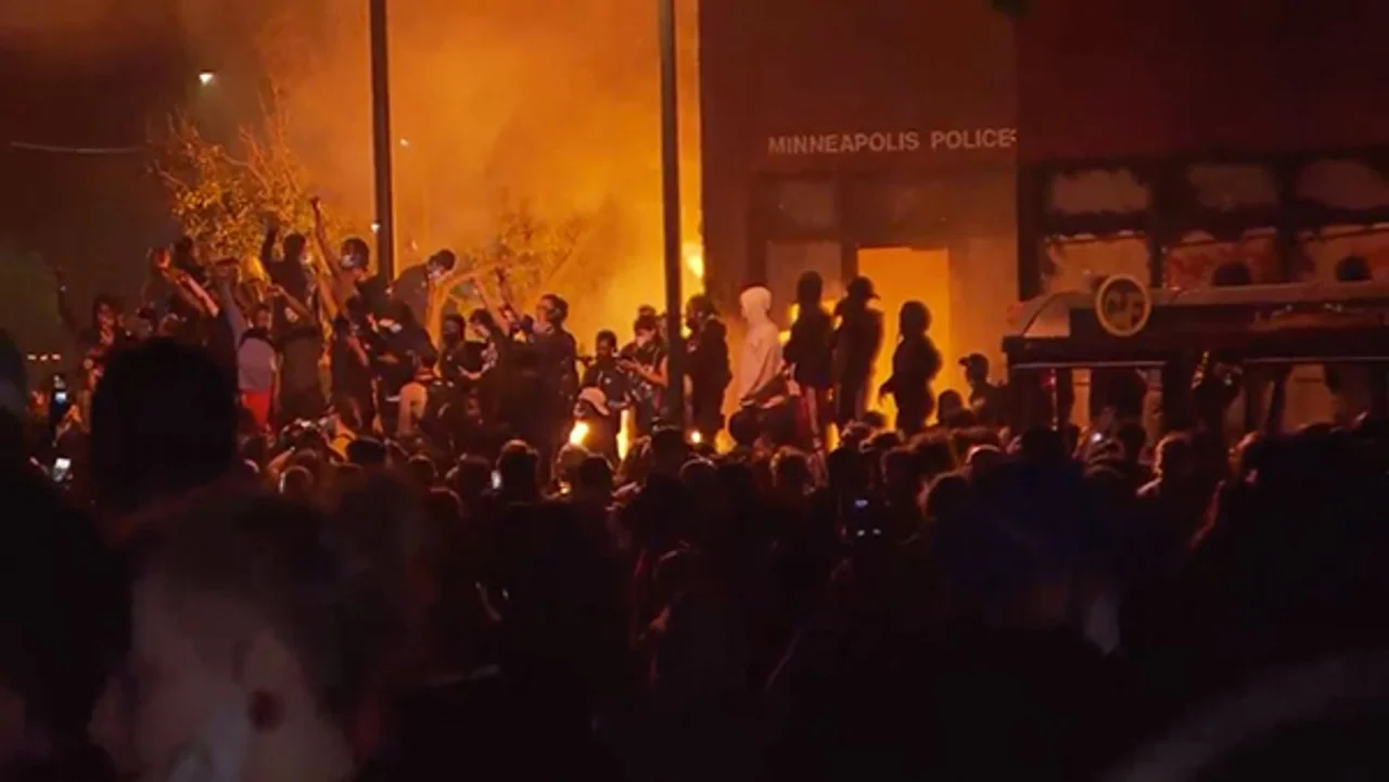 美国非裔男子死亡引发骚乱持续,抗议者占领明尼阿波利斯警局