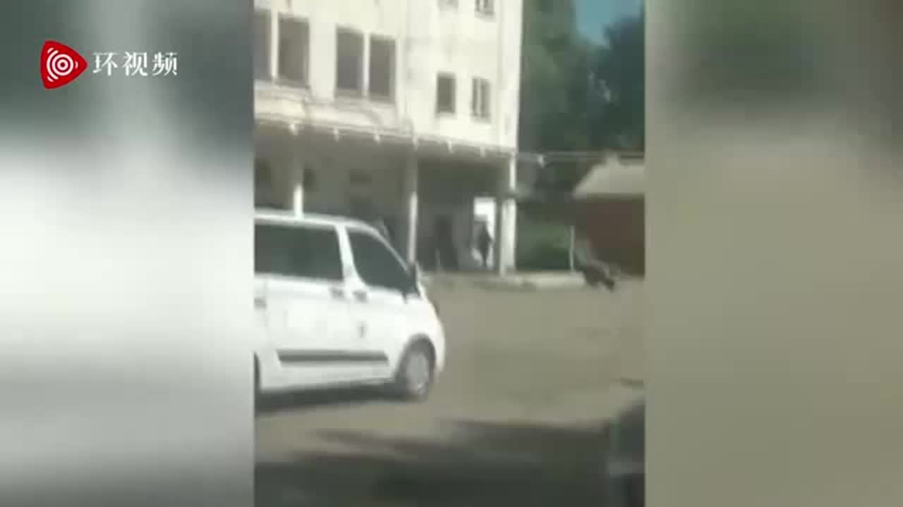 乌克兰劫持警察事件最新！俄媒：当地媒体称嫌疑人驾车挟人质朝首都基辅行驶