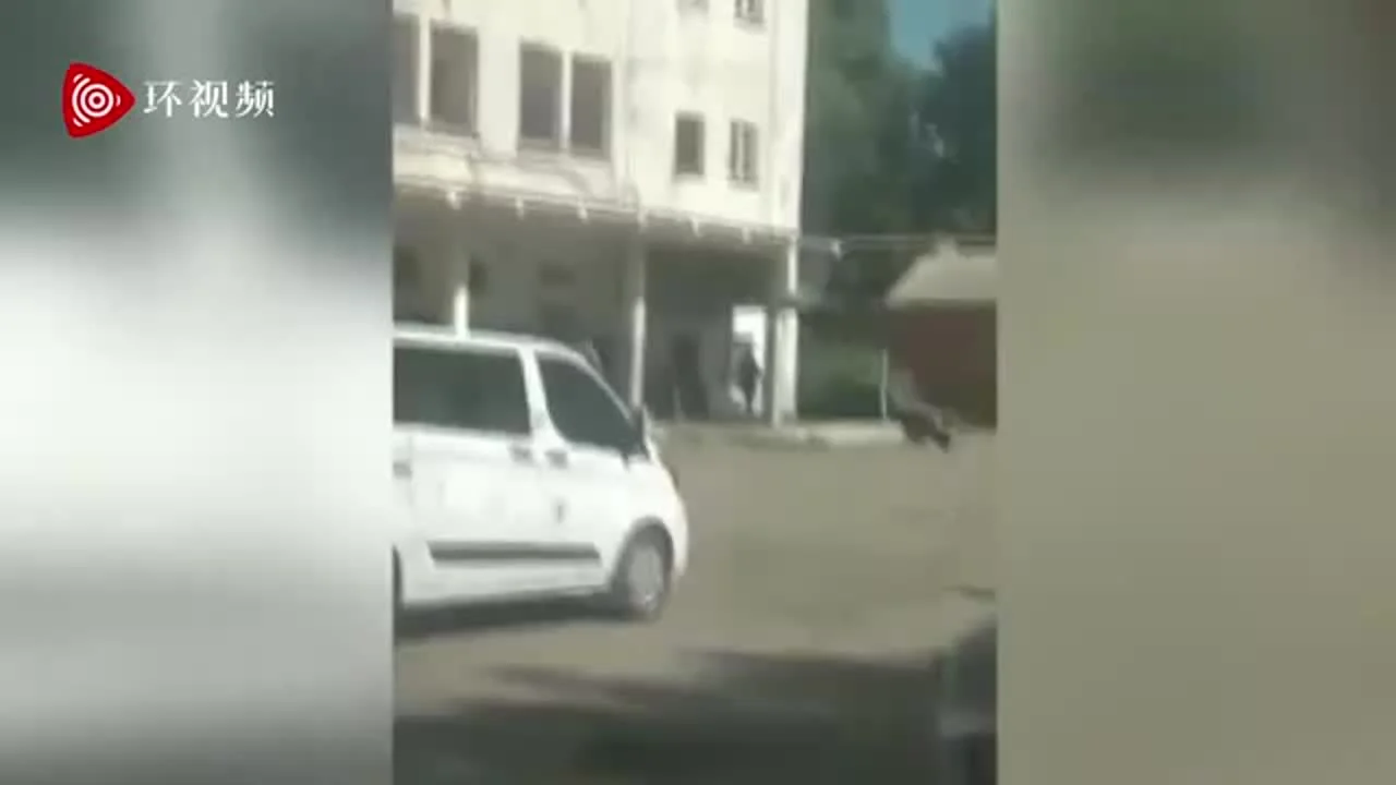 乌克兰劫持警察事件最新!俄媒:当地媒体称嫌疑人驾车挟人质朝首都基辅行驶