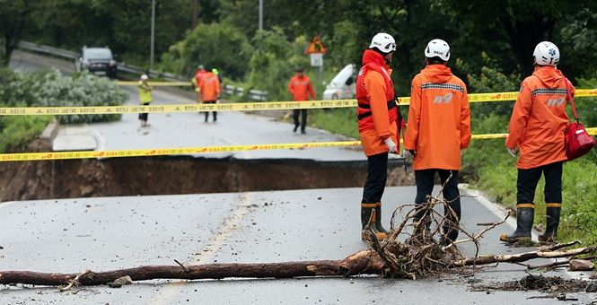 韩国多地暴雨引发洪水 消防员被冲走