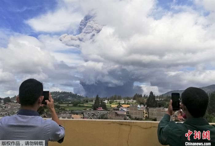 印尼锡纳朋火山喷发浓烟直冲高空 或出现熔岩流(图)