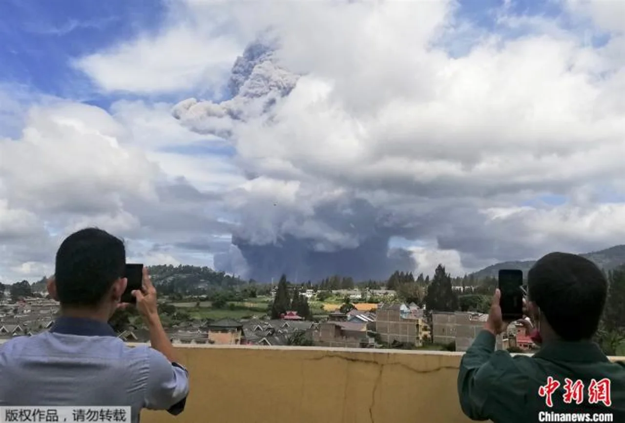 印尼锡纳朋火山喷发浓烟直冲高空 或出现熔岩流(图)