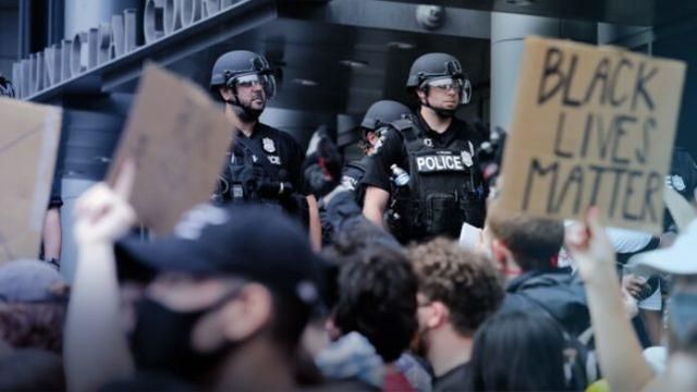 西雅图市议会决定削减对警局拨款，减少警察人数和工资