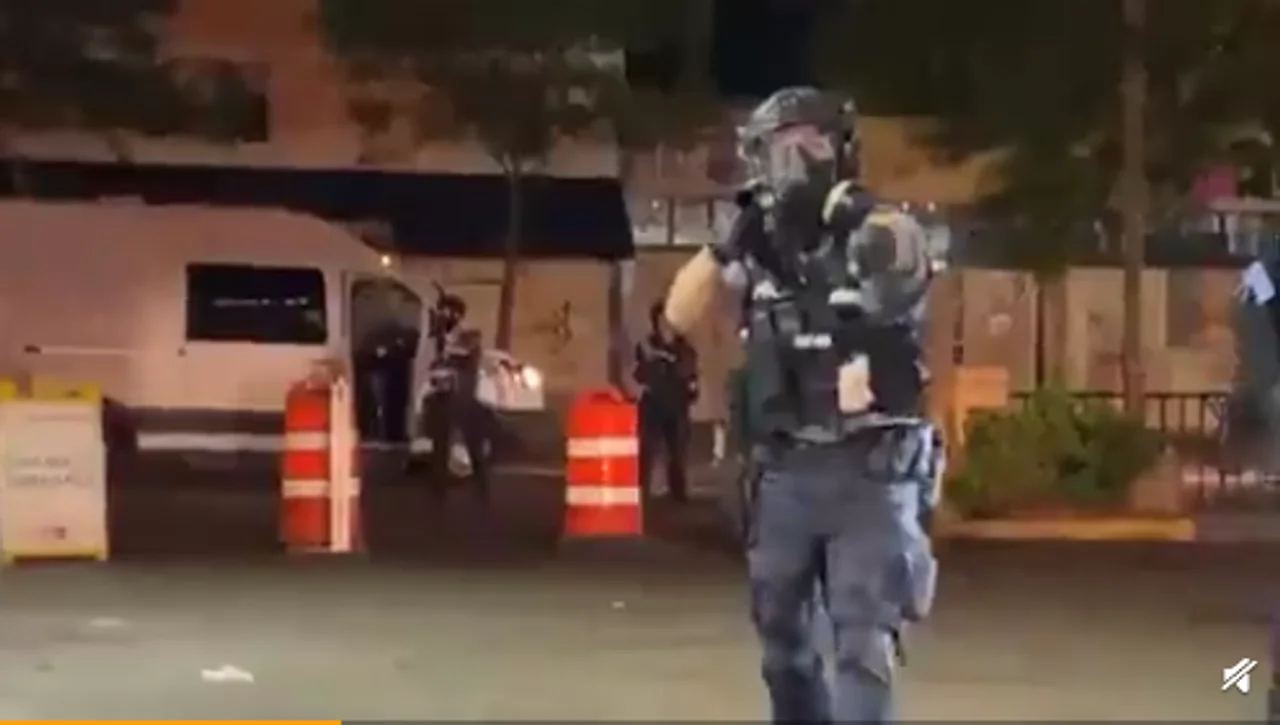 可怕!美国记者举牌亮身份遭无视 被警方喷胡椒粉
