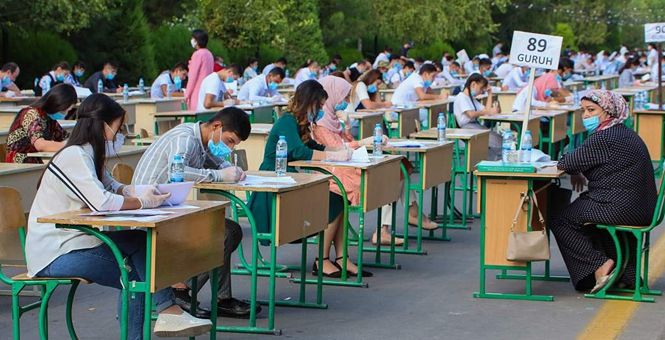 乌兹别克斯坦学生参加露天入学考试