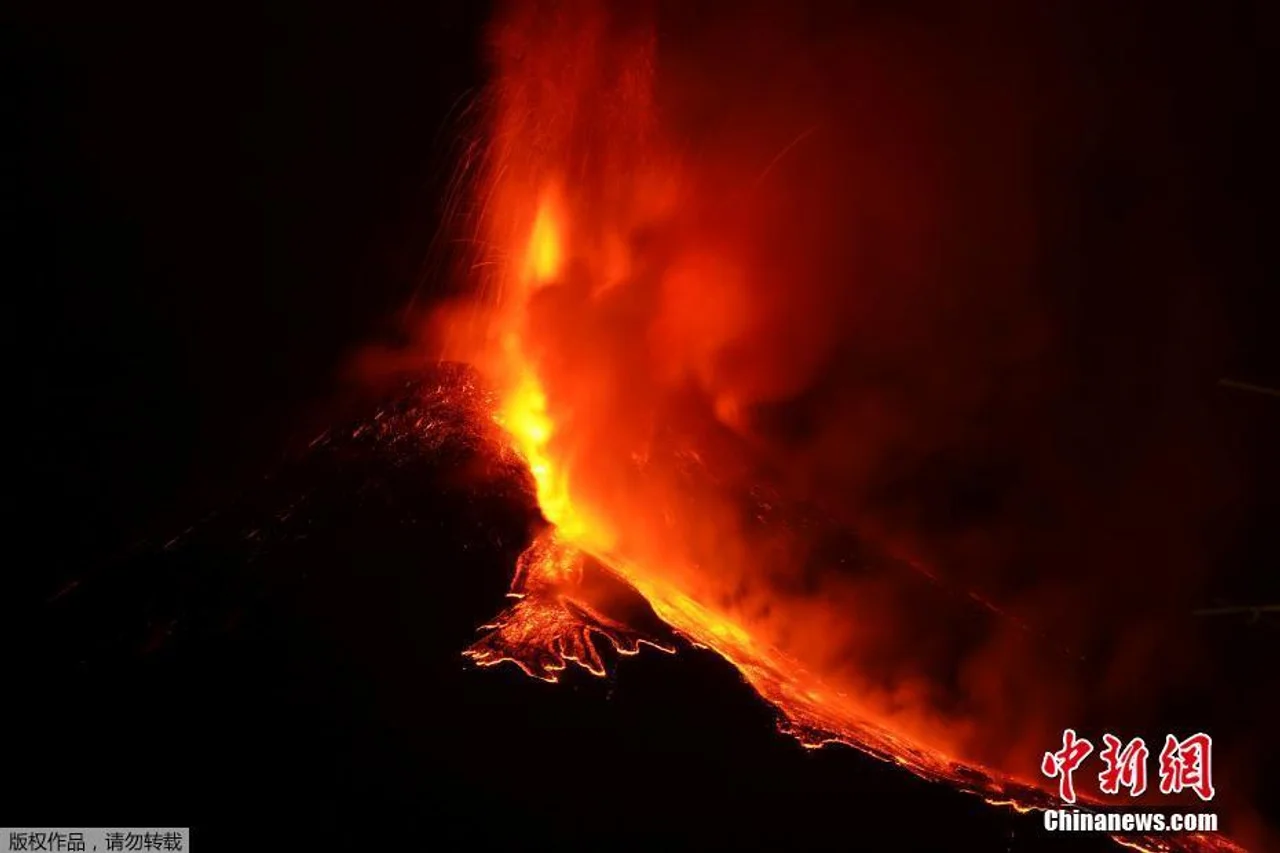 意大利埃特纳火山喷发 滚烫岩浆涌出