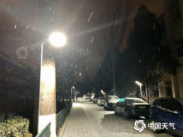 北京迎来2021年首场降雪 道路湿滑需注意安全