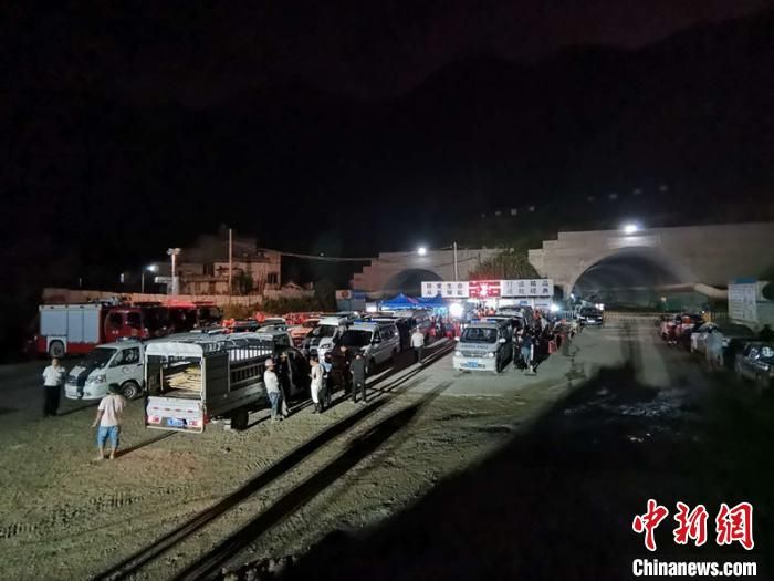 广西乐业隧道塌方9人被困 尚未发现生命迹象(图)