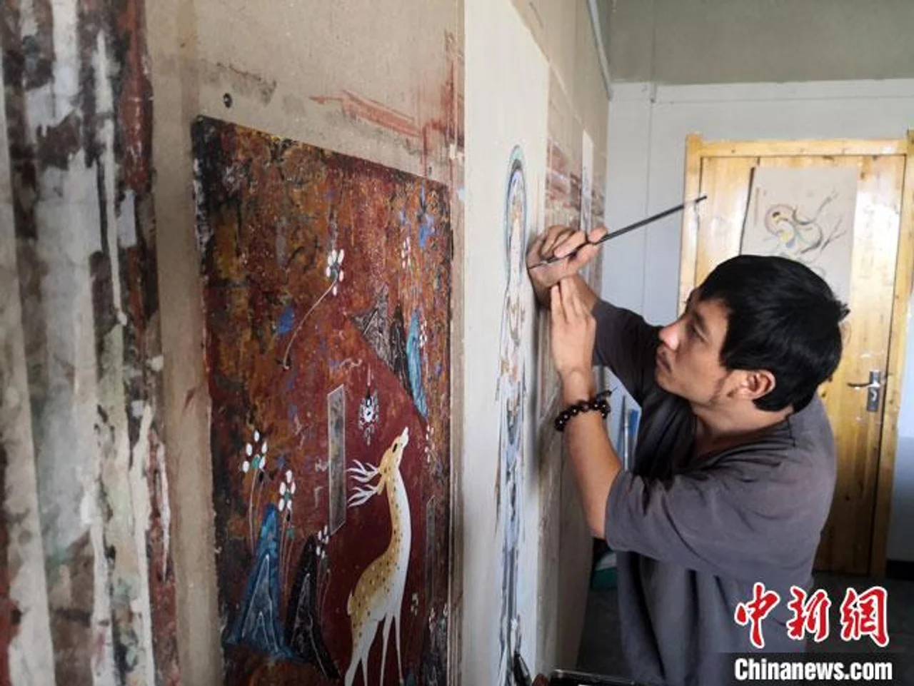 青年画师“原汁原味”绘壁画:遵循古法守“敦煌记忆”