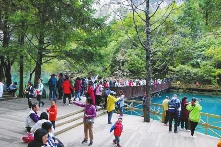 逾千万游客打卡四川景区 短途旅游成出行主流