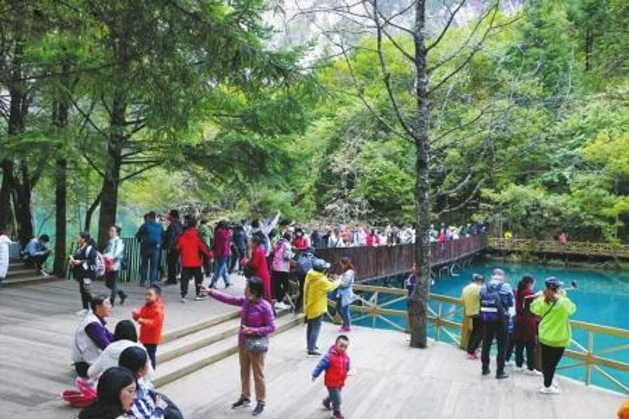 逾千万游客打卡四川景区 短途旅游成出行主流
