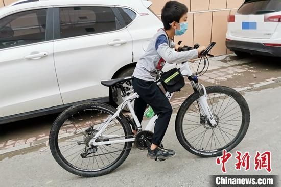 调整防控政策 乌鲁木齐民众享受户外时光