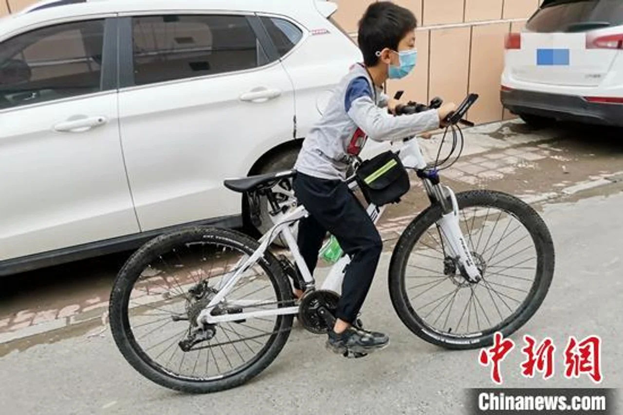 调整防控政策 乌鲁木齐民众享受户外时光